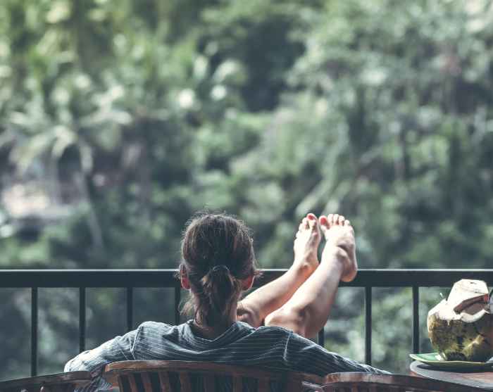 Stress-Ashwagandha Frau legt beine über ein gitter auf dem Balkon Natur