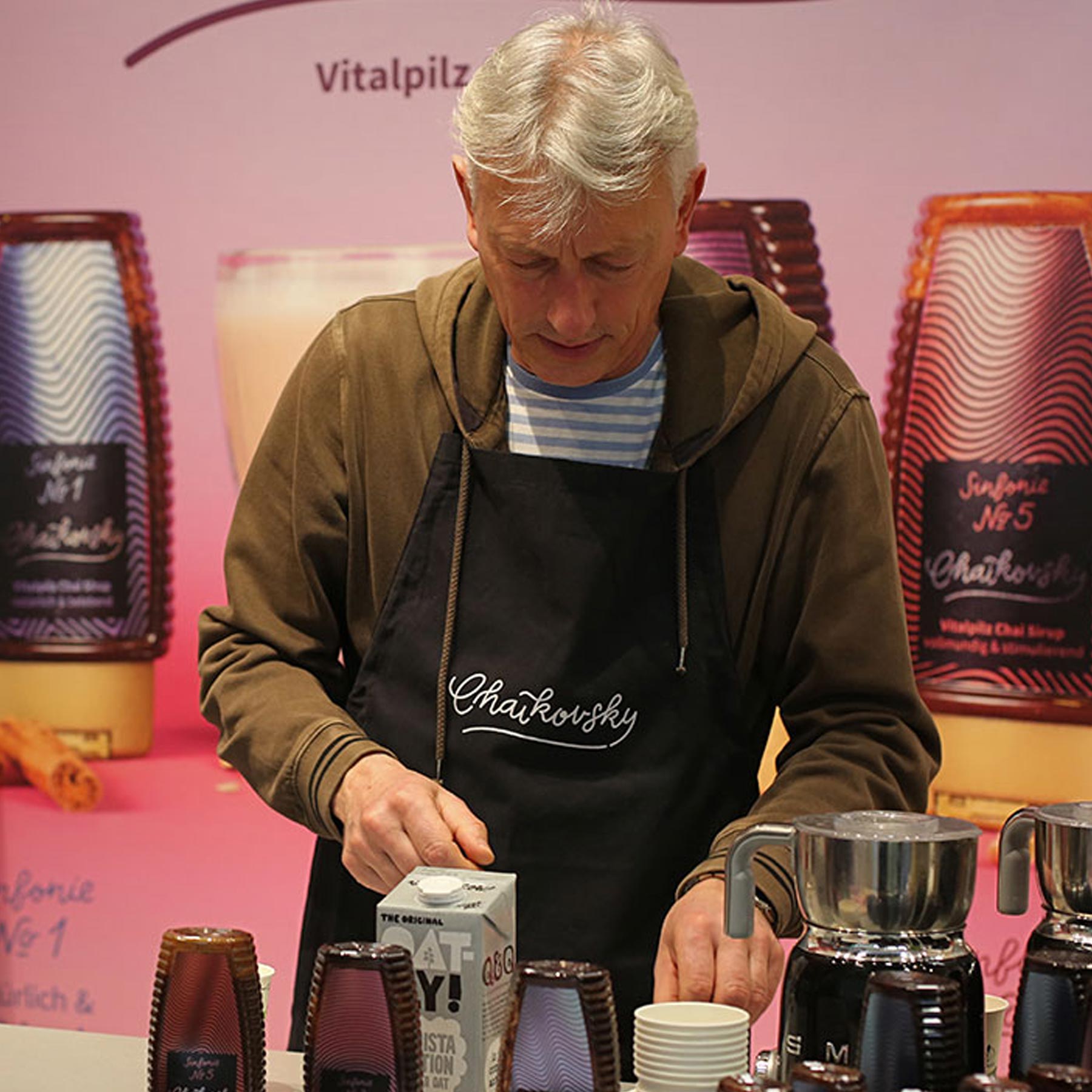 Kochschürze, Person mit Schürze, Kaffeemaschine, Kaffeebecher, Küchenzubehör