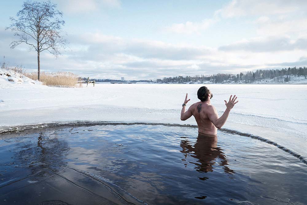Mann badet im Eis Mann badet im Eis