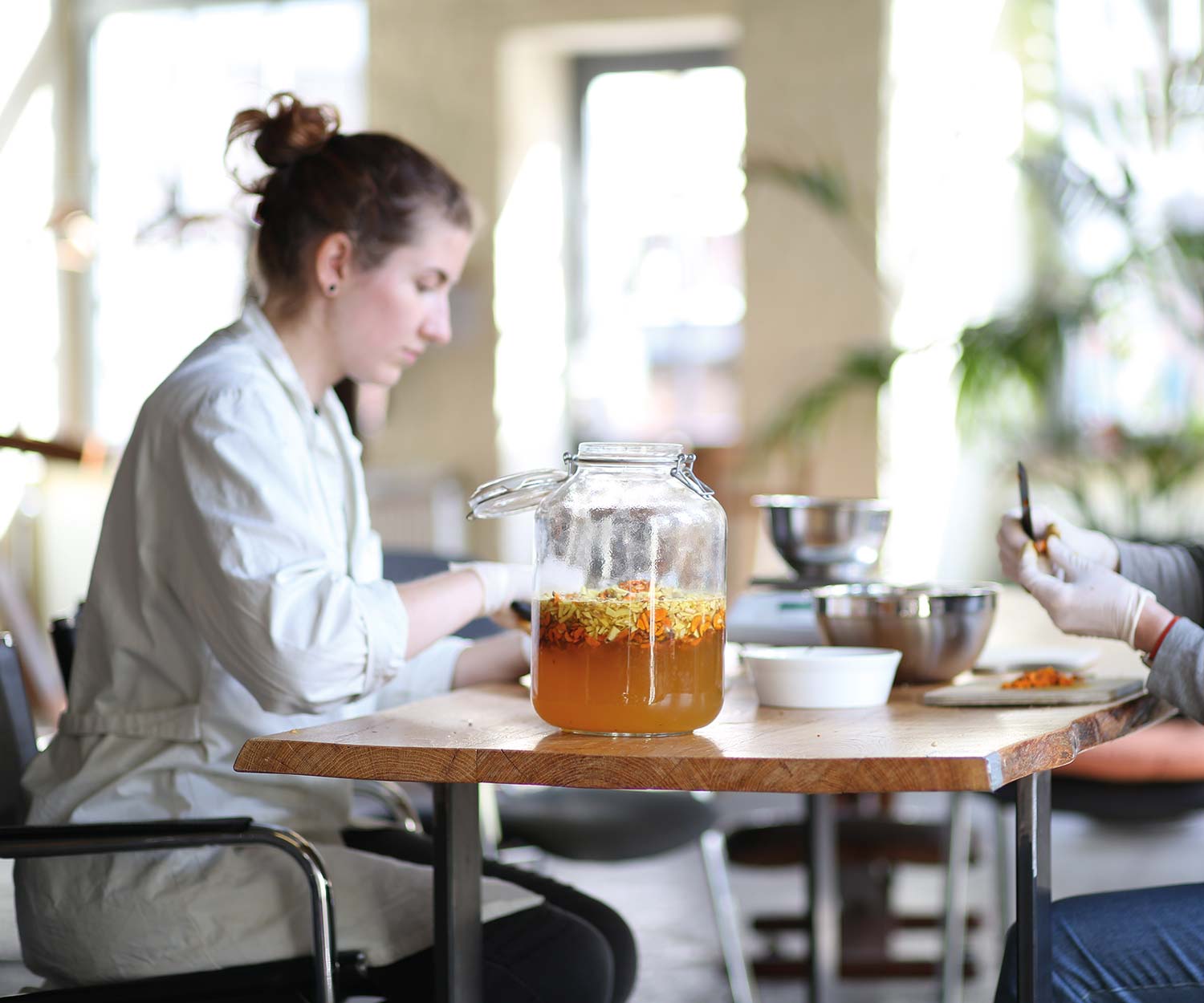 Therapeuten Seminare und Veranstaltungen Therapeuten stellen einen Kurkuma Ingwer Oxymel her