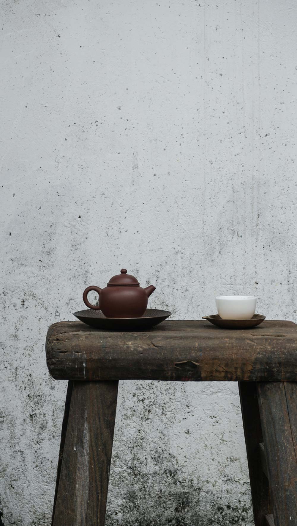 Leber-entgiften Teekanne und tasse auf einem kleinen Tisch