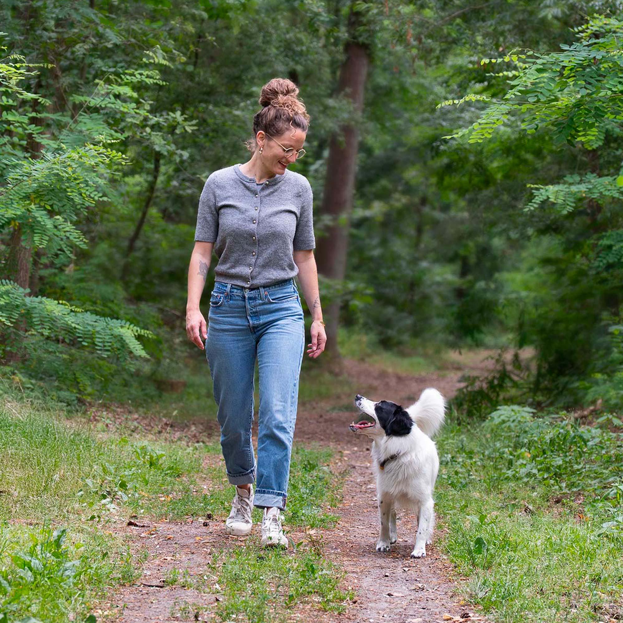 T-Shirt, Jeans, Sneaker, Hose, Hund
