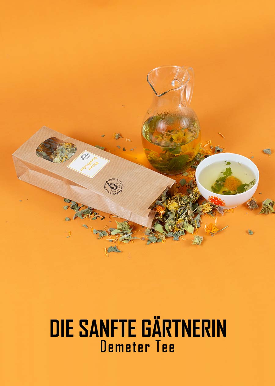 Die sanfte Gärtnerin Bio Demeter Tee Die sanfte Gärtnerin Bio Demeter Tee liegt lose mit Kanne und Tasse