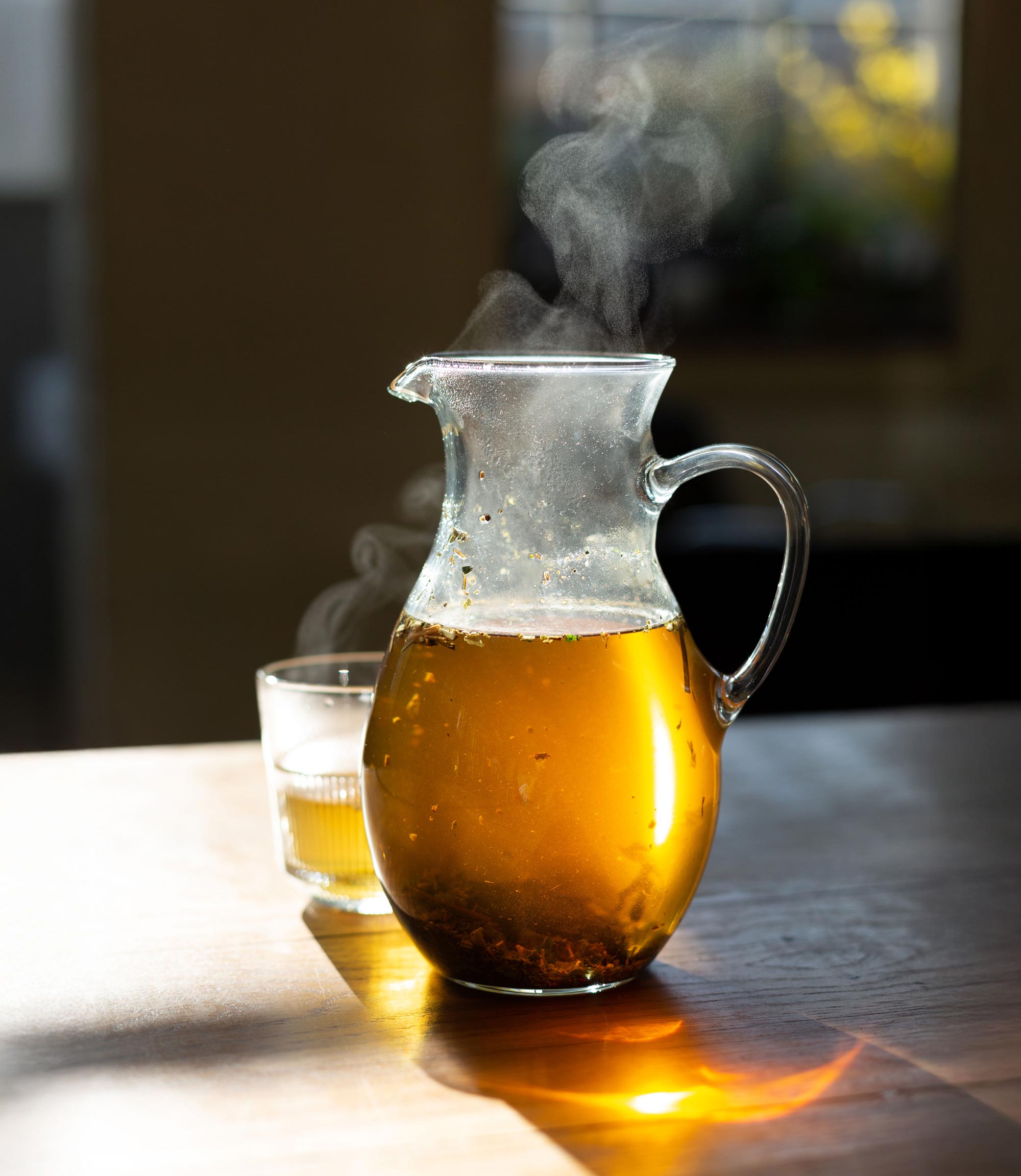 Aufgebrühter Kräutertee in der Kanne