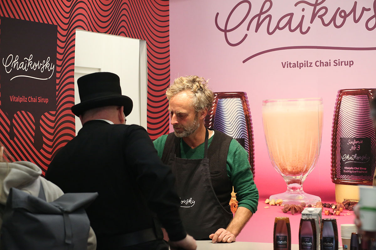 Kundengespräche und Chaikovsky Zubereitung auf der Grünen Woche 2024 An dem Stand von Chaikovsky auf der grünen Woche 2024