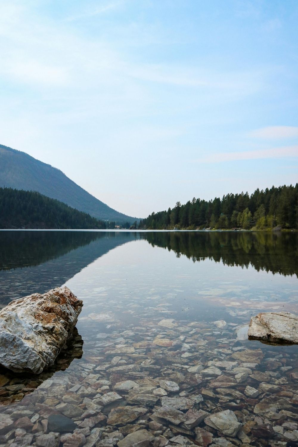 Bergsee-und-blauer-Himmel