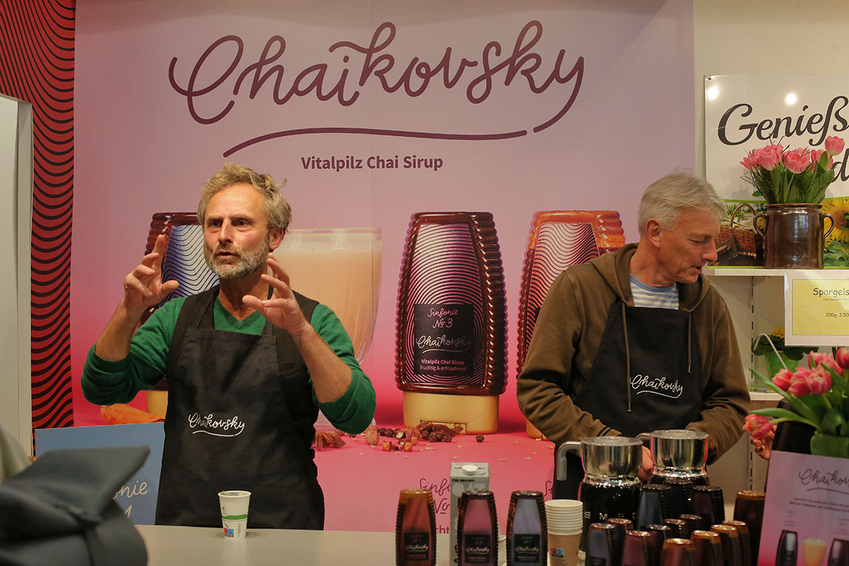 Kundengespräche und Chaikovsky Zubereitung auf der Grünen Woche 2024 An dem Stand von Chaikovsky auf der grünen Woche 2024