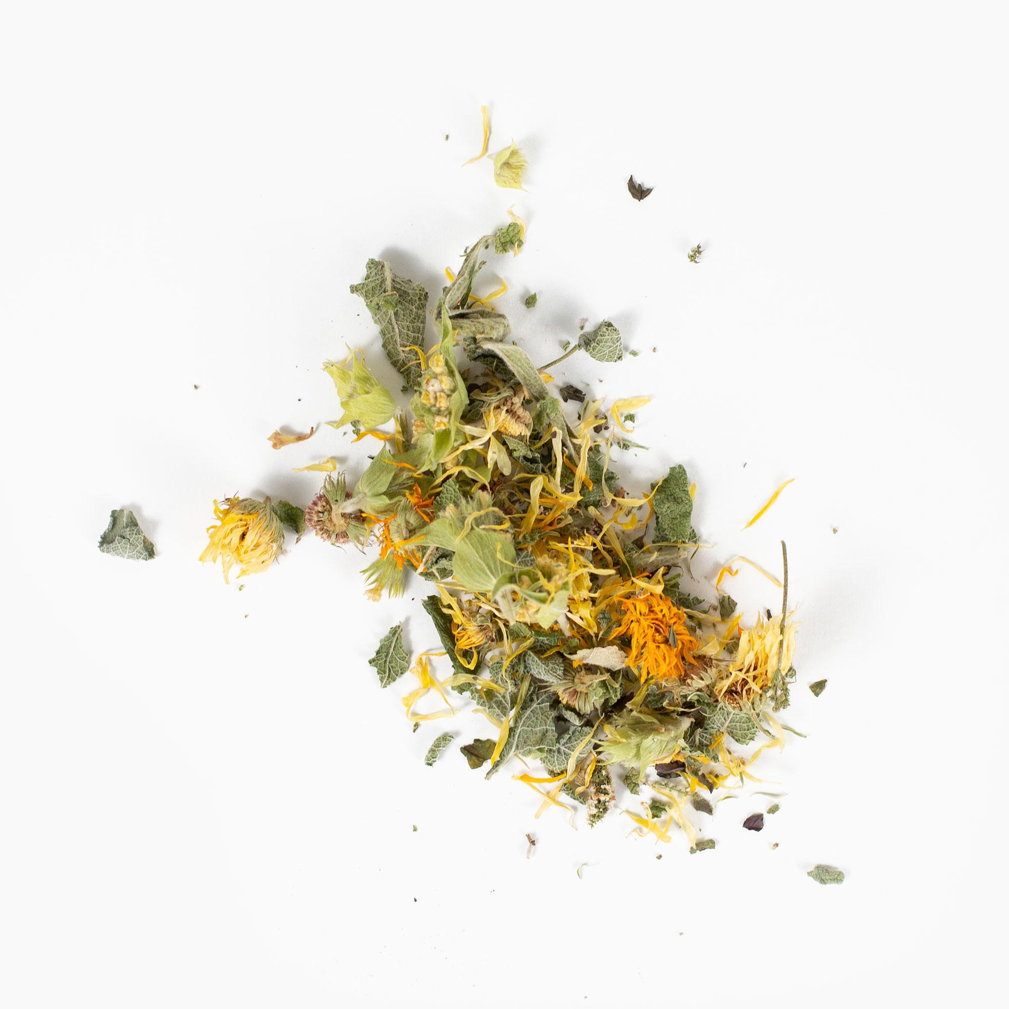 Kräutertee, Kräutertee-Mischung, getrocknete Kräuter, Gelb/orange Blüten, Blätter-Mix