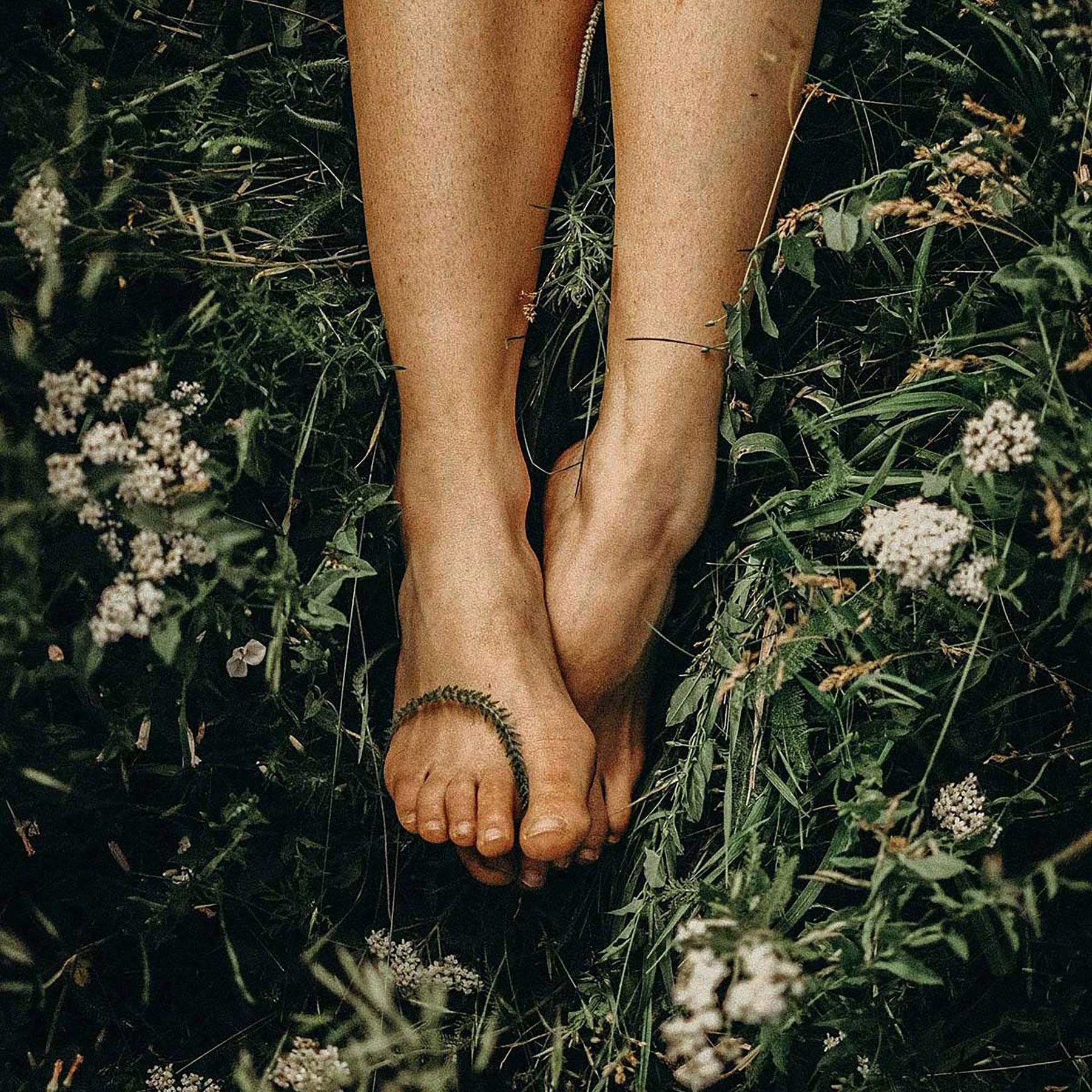 Person, Haut, Person, Haut, Füße, Fersenarmband, barfuß, Barfußschuh, Naturkulisse, Füße, barfuß, Fußkette, Sommer, Draußen