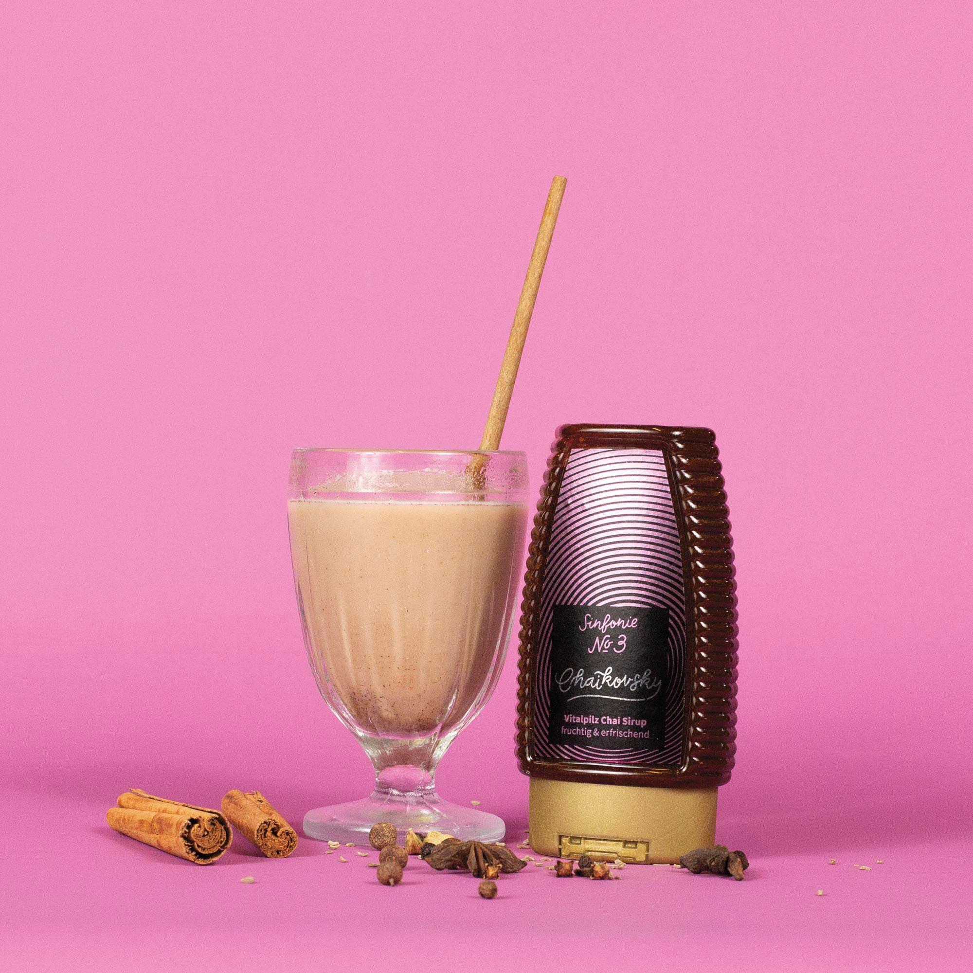 Baileys-ähnlicher Drink, Chai Sirup, Sirupflasche, Glasgetränk, Zimtstangen